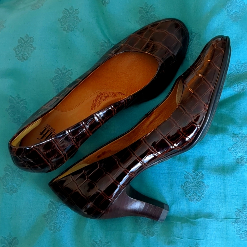 Söfft crocodile heels
